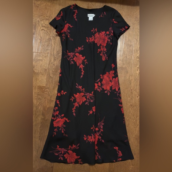 Elegant Black and Red Floral Dress - Picture 3 of 4